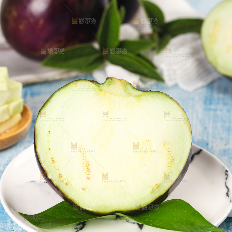 盘子里放着切开的紫圆茄子