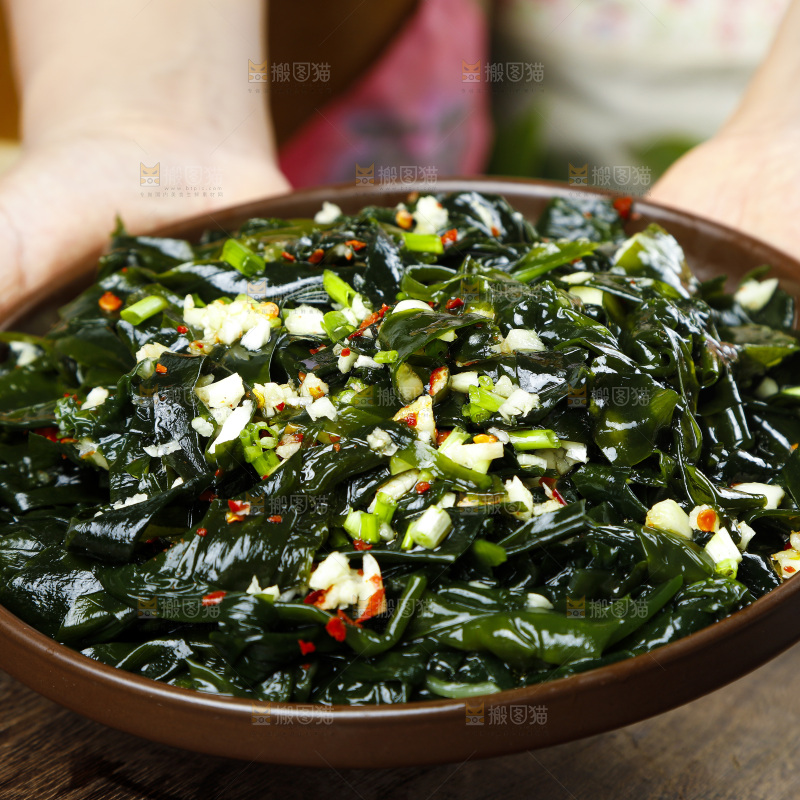 手端一盘凉拌裙带菜