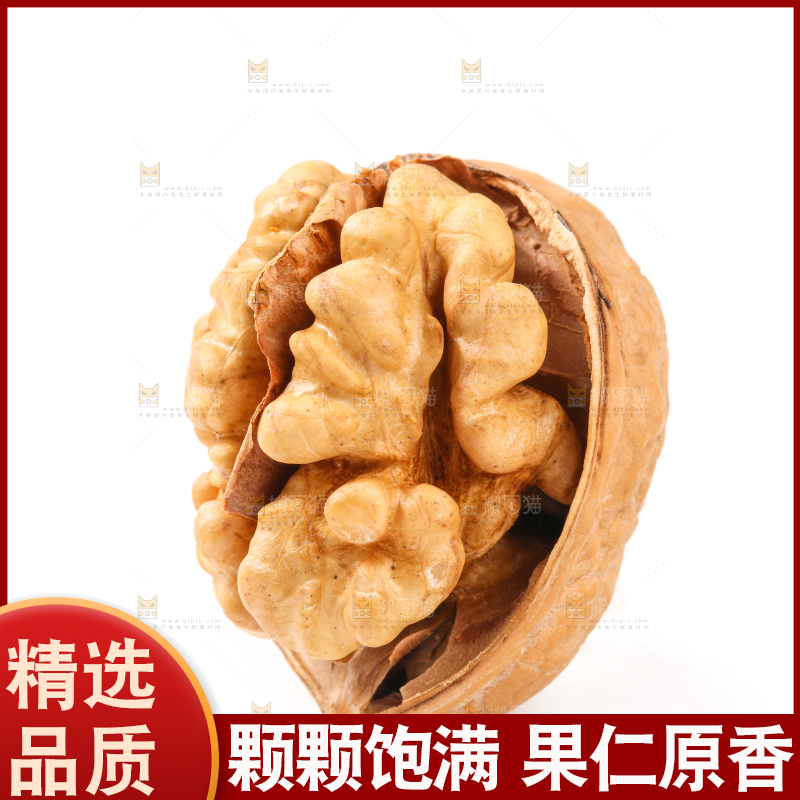 白底上放着剥皮的核桃