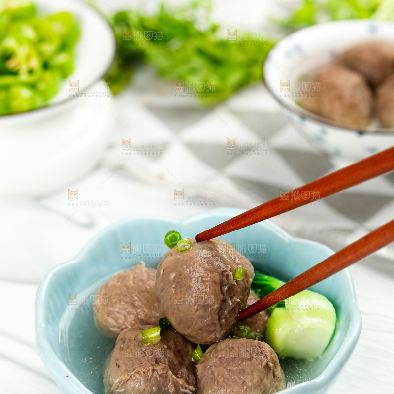 石板上放着一碟牛肉丸