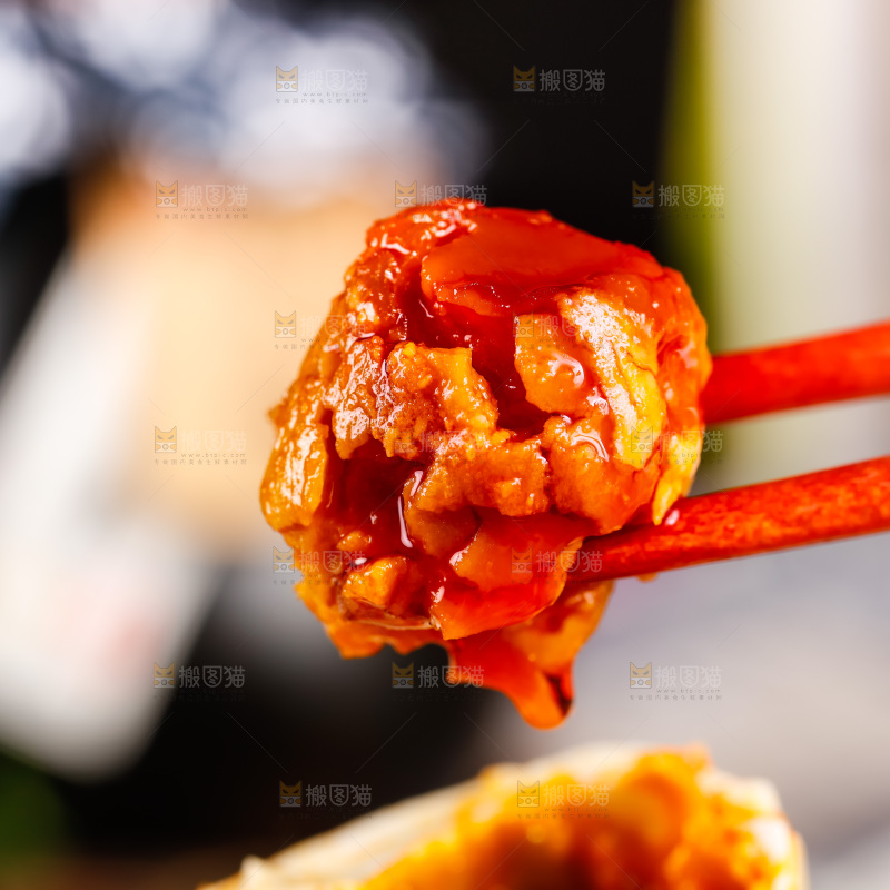 深底上筷子夹着流油的海鸭蛋黄