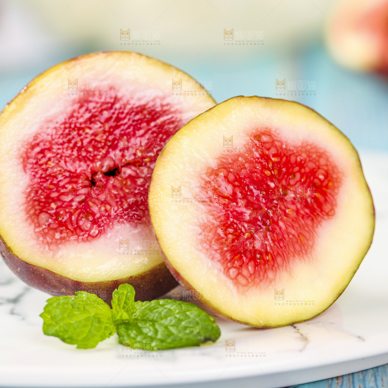 盘子里放着切开的云南红皮无花果