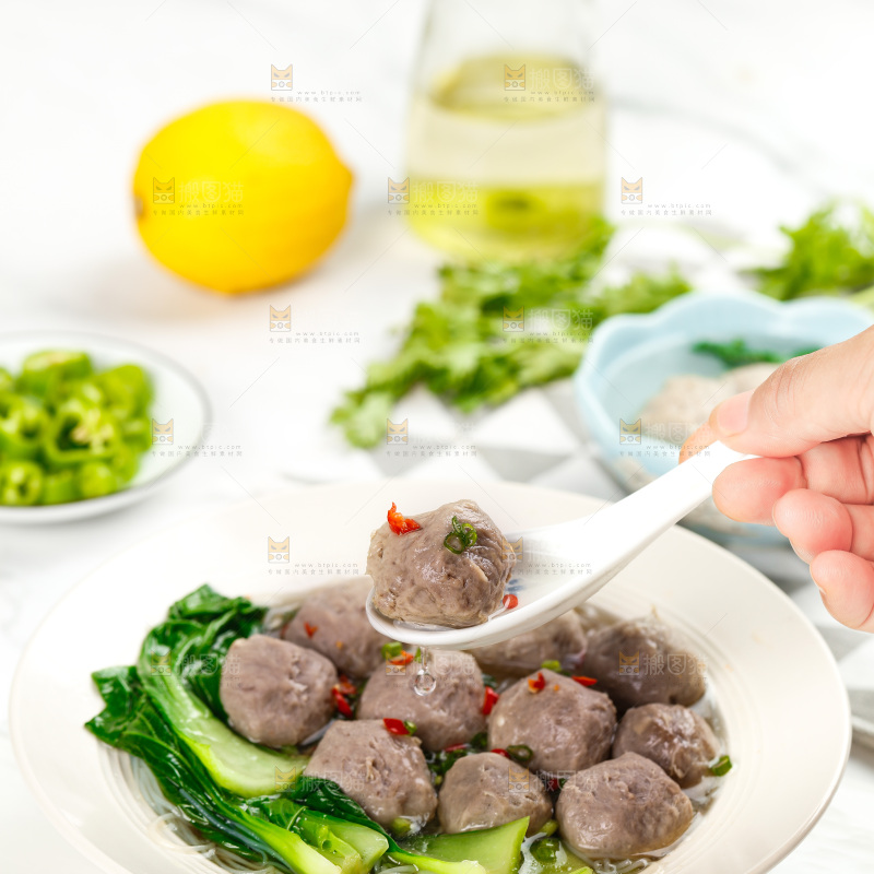 石板上放着一碗牛肉丸面