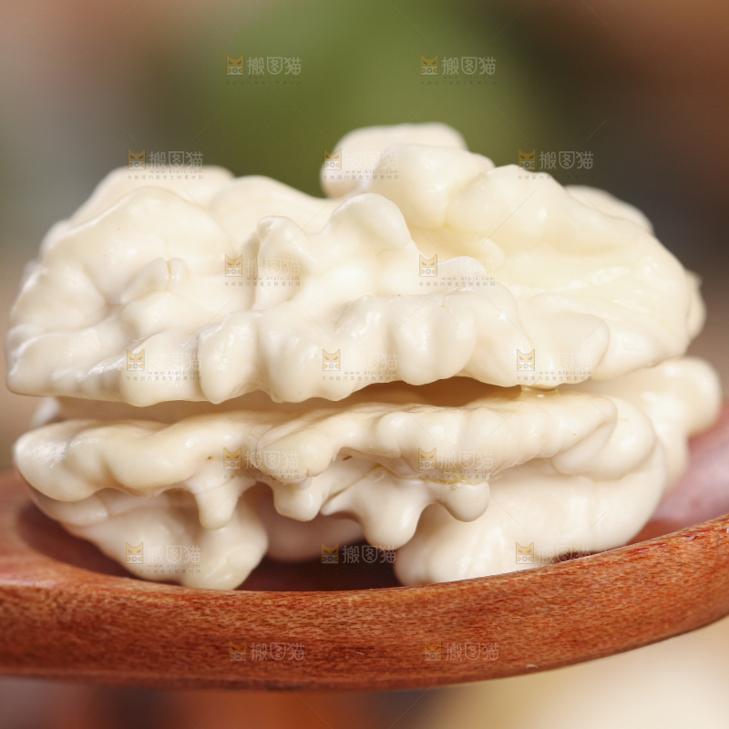 勺子里的新鲜湿核桃果仁