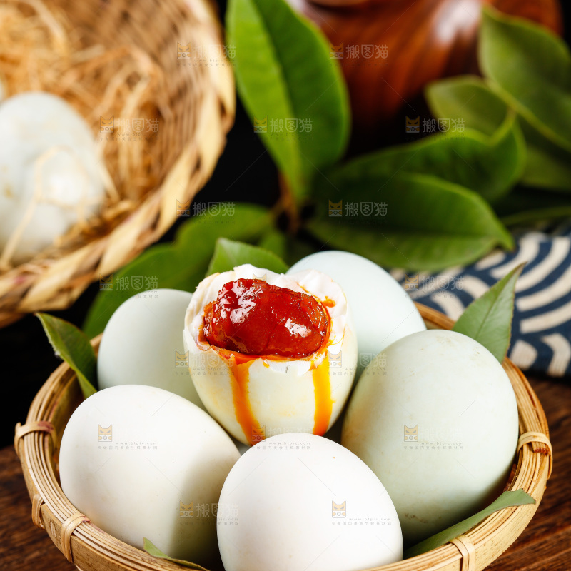 木板上放着一篮海鸭蛋