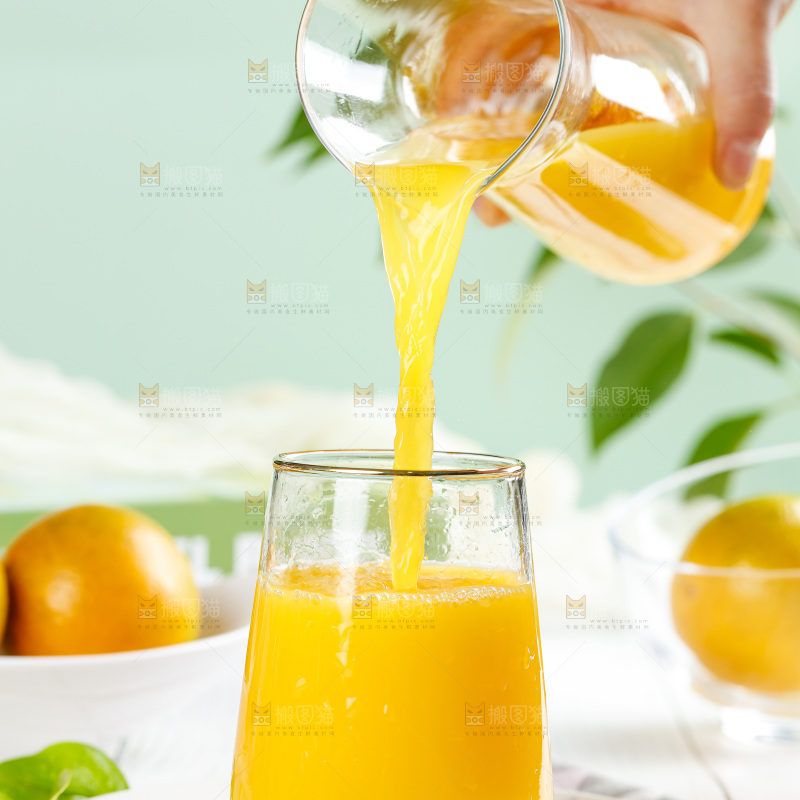 浅底上放着一杯夏橙果汁