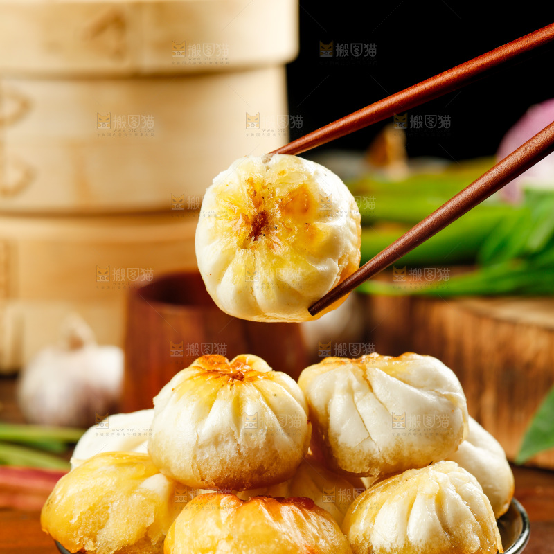 筷子夹着水煎包
