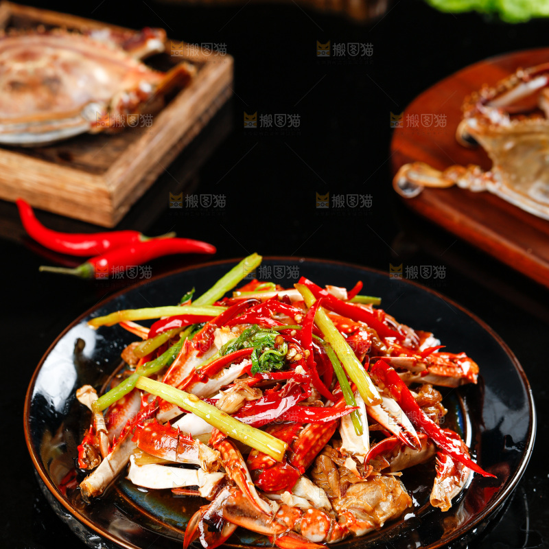 石板上放着一盘香辣梭子蟹钳