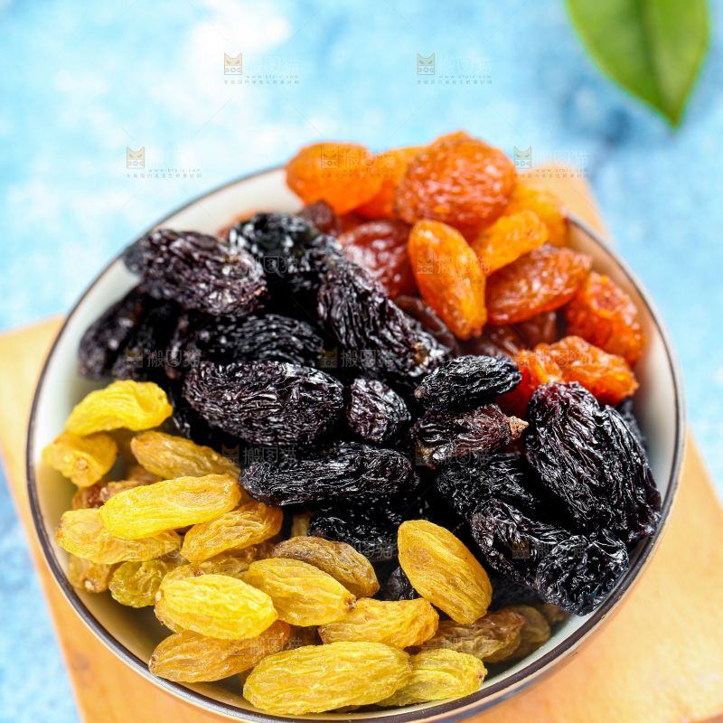 木板上放着一碟三色吐鲁番葡萄干