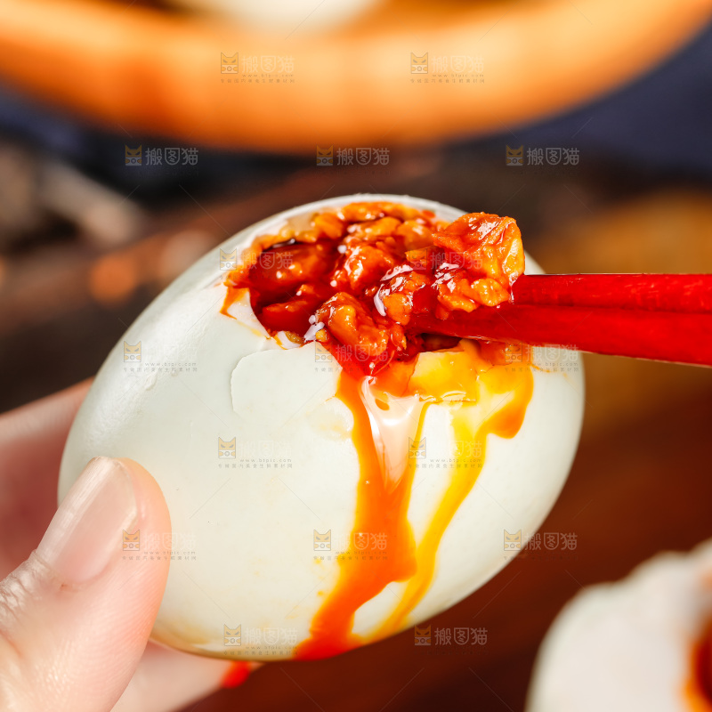 深底上筷子夹着流油的海鸭蛋黄