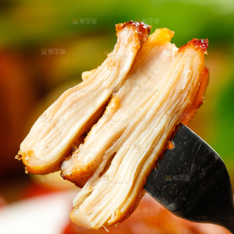 叉子叉着黑椒鸡排