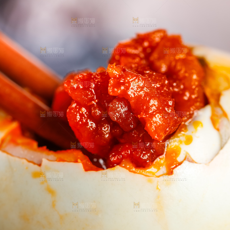 深底上的流油烤海鸭蛋