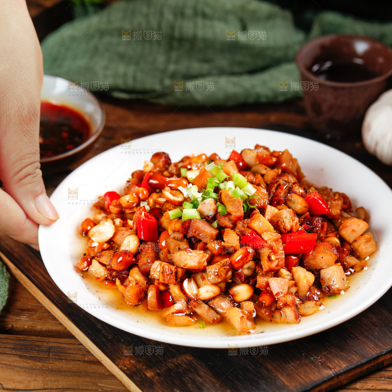 手端一盘香辣肉丁