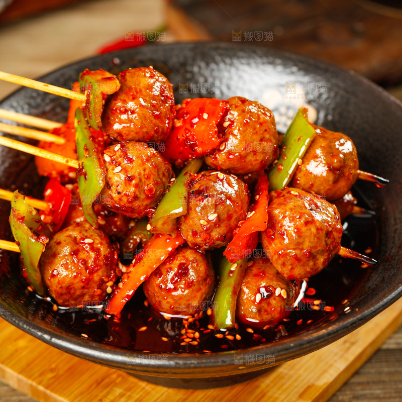 木底上放着一碗牛肉丸串