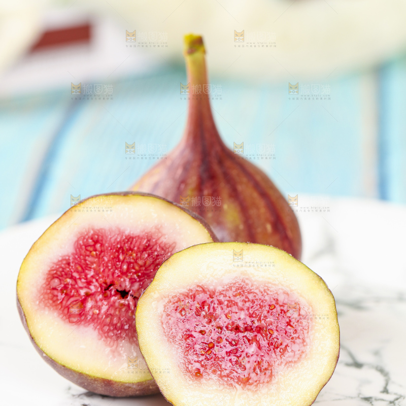 盘子里放着切开的无花果
