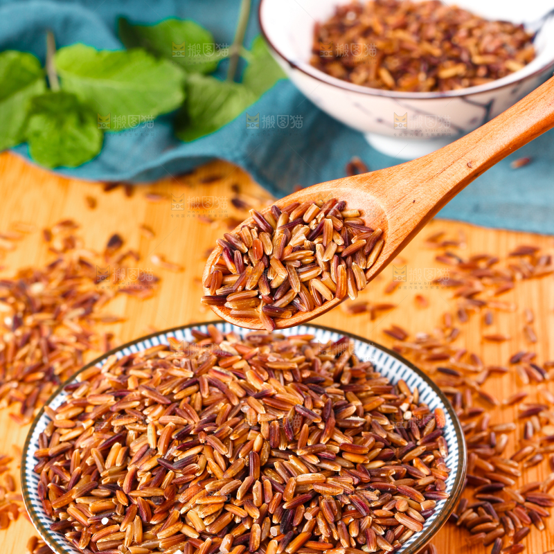 木底上放着一碗紫香米