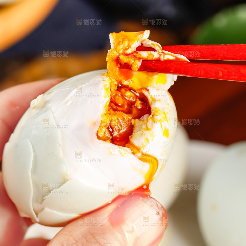 筷子夹着海鸭蛋