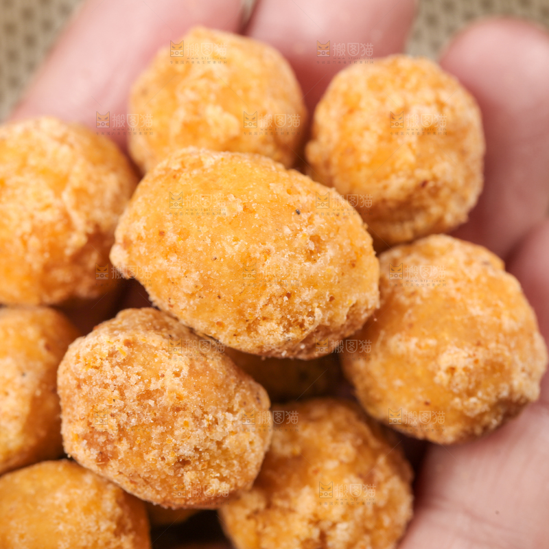 手里拿着一把多味花生