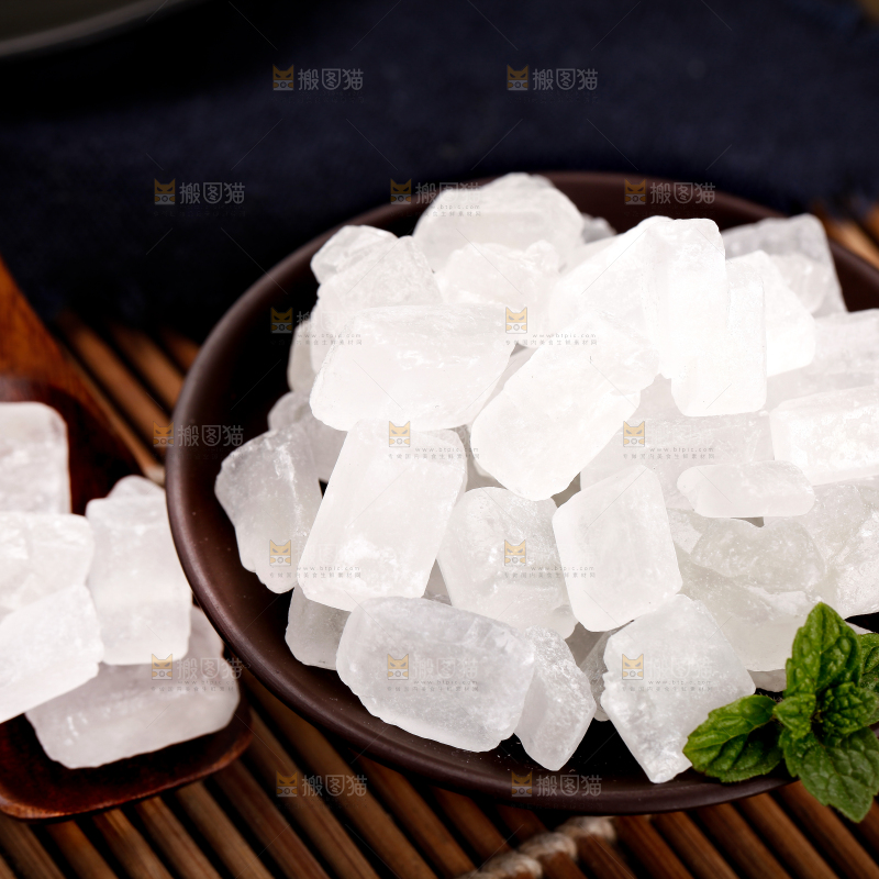 盘子里装着单晶冰糖