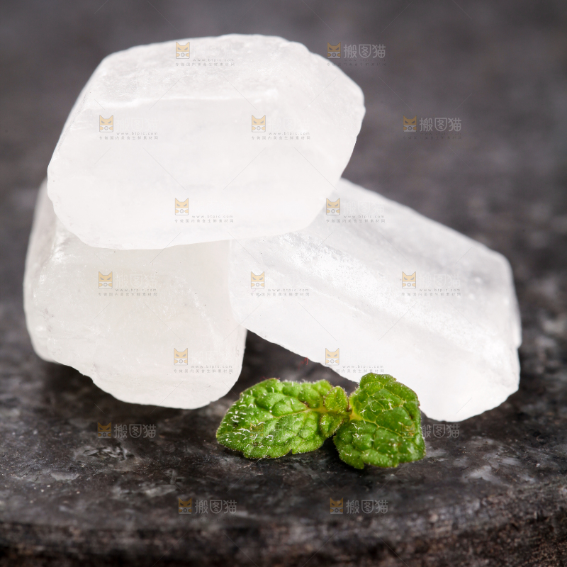 黑底上放着冰糖