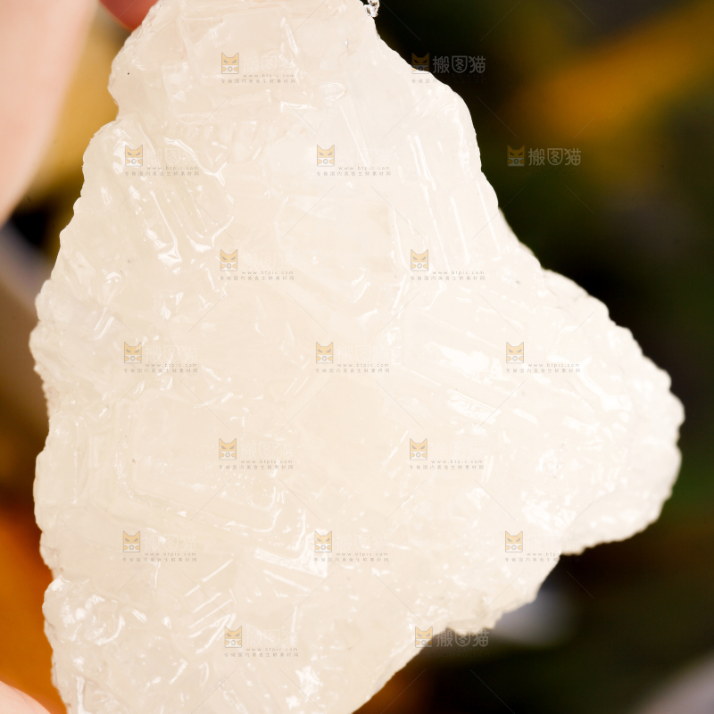 手里拿着多晶冰糖