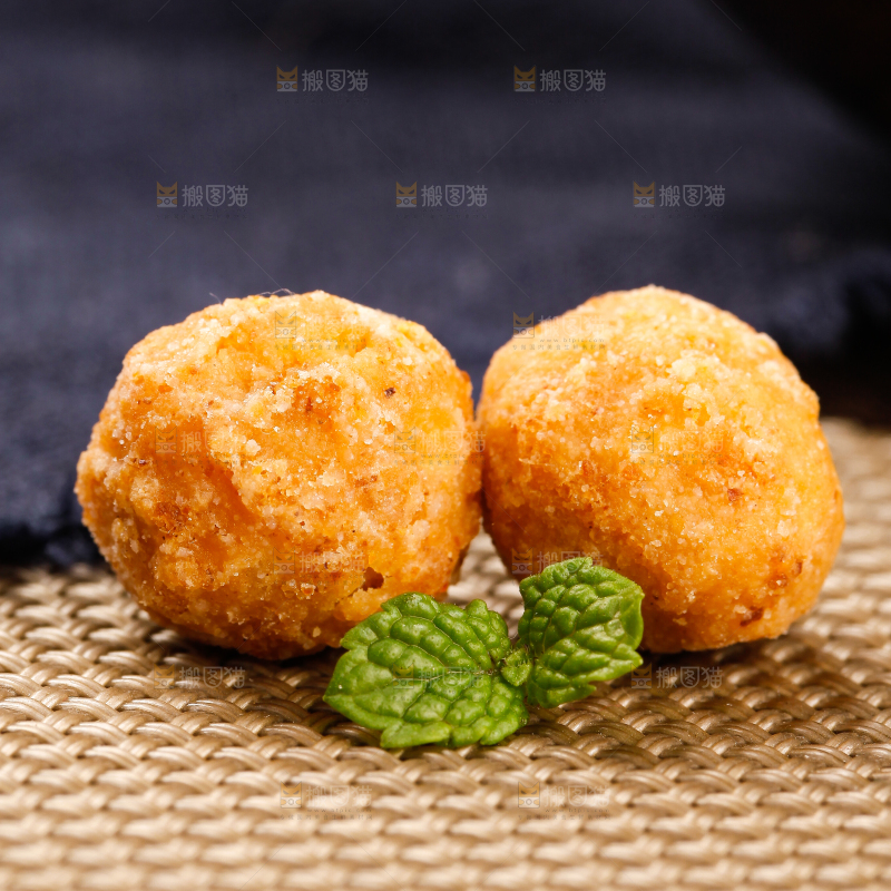 浅底上放着多味花生豆