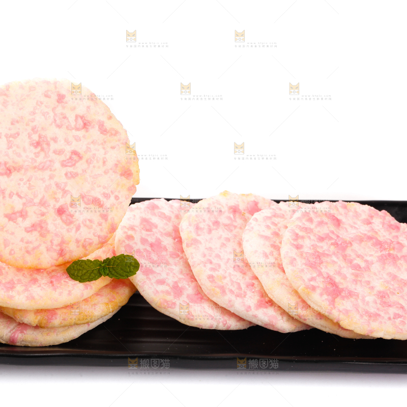 盘子里装着雪饼
