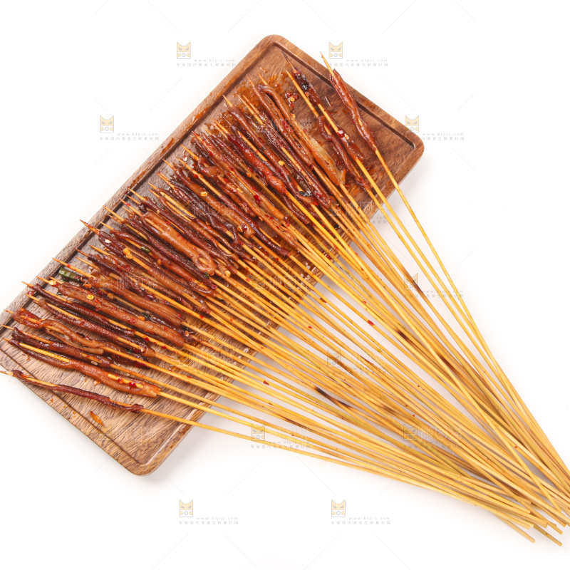 白底上放着鸭肠串