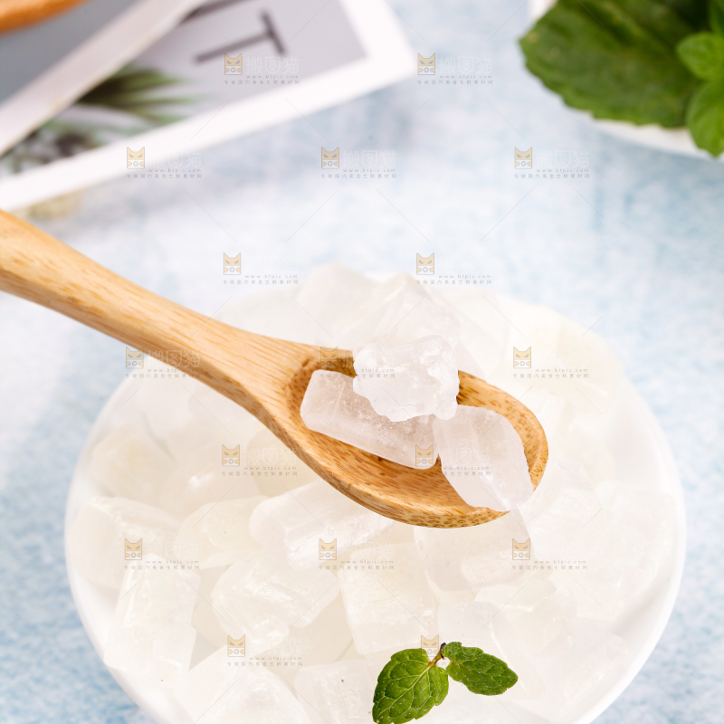盘子里装着白冰糖