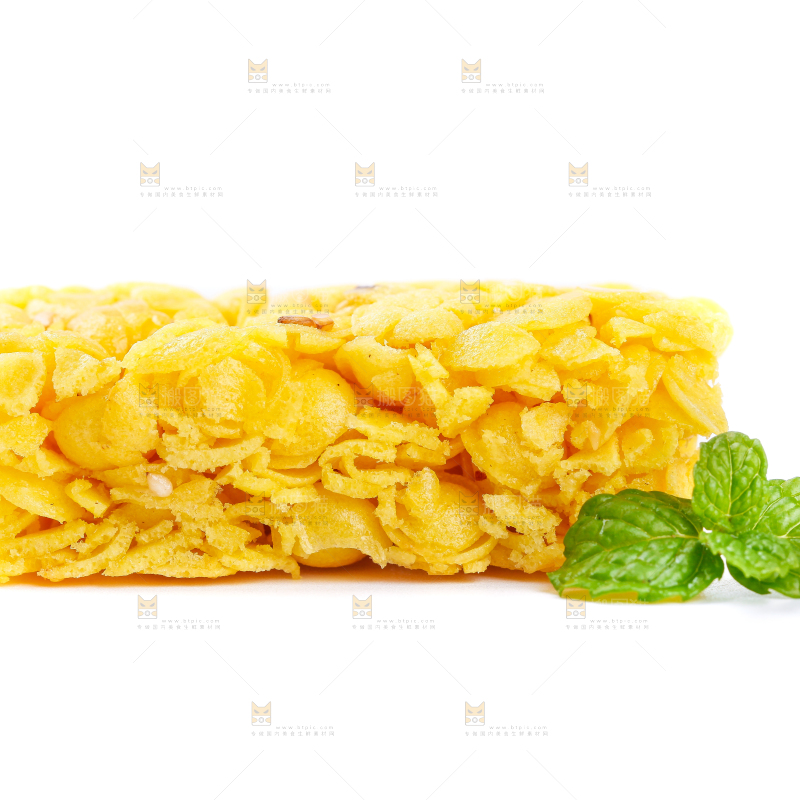 白底上放着玉米酥