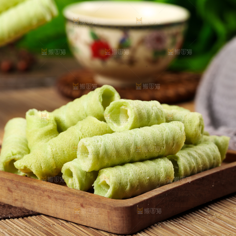 木盒里放着抹茶卷