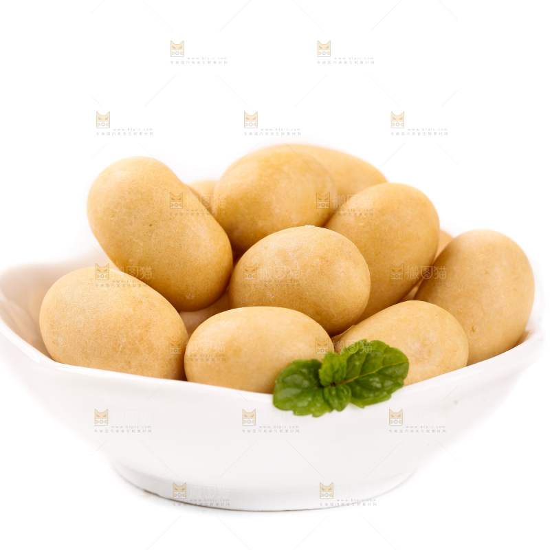 盘子里装着鱼皮花生