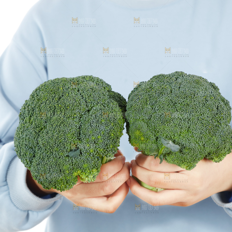 手里拿着西兰花