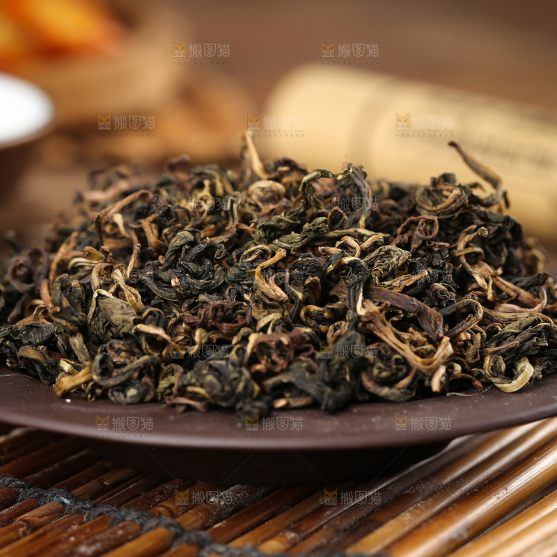 碟子里装着茶叶
