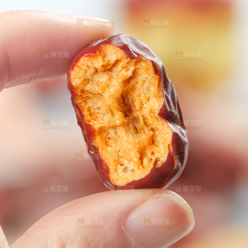 手拿吊干枣