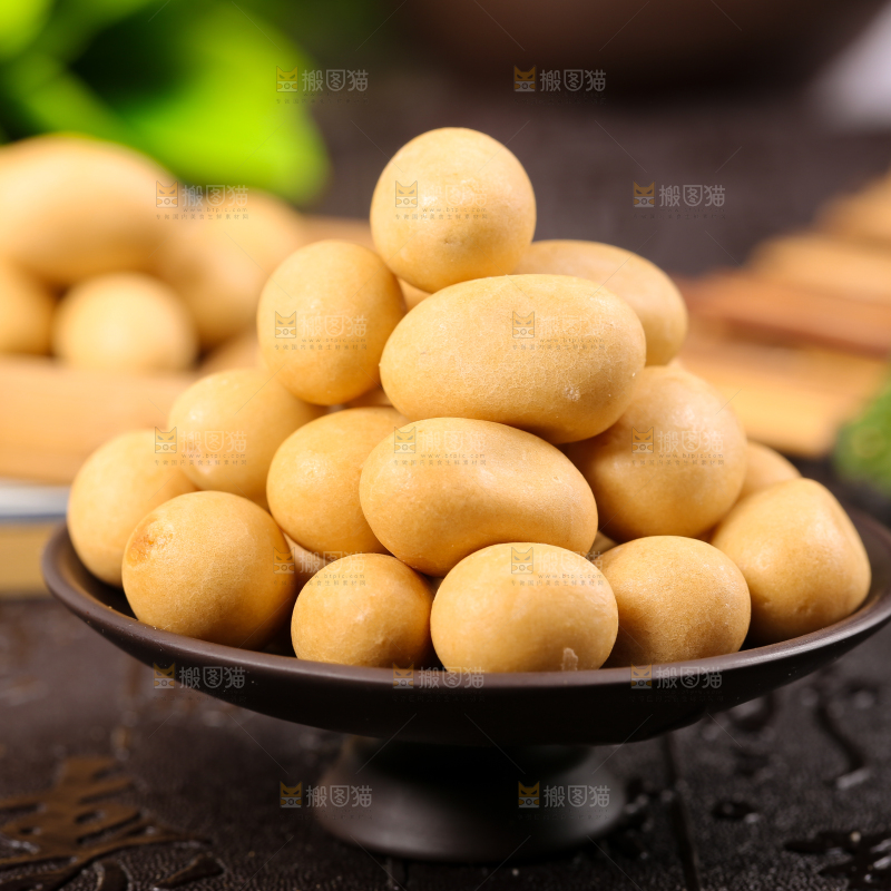 盘子里装着鱼皮花生
