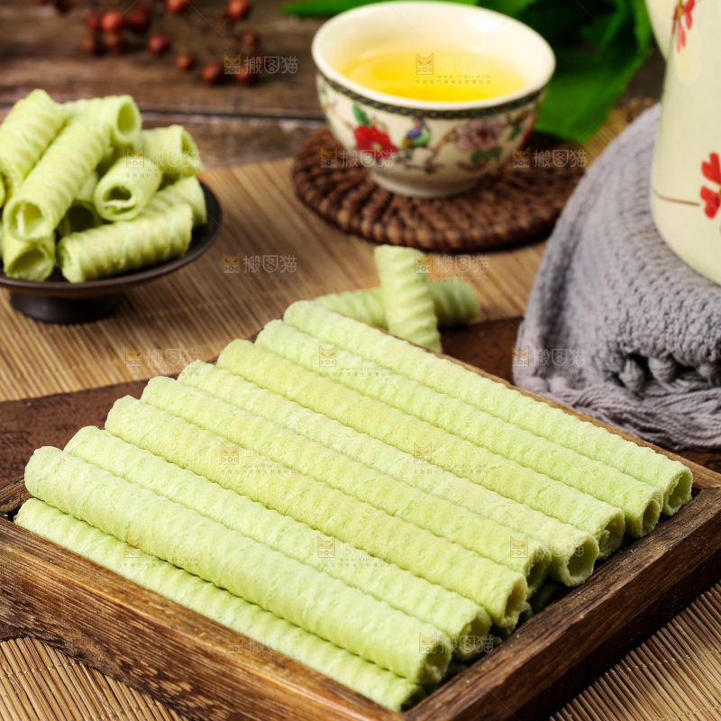 木盒里放着抹茶卷