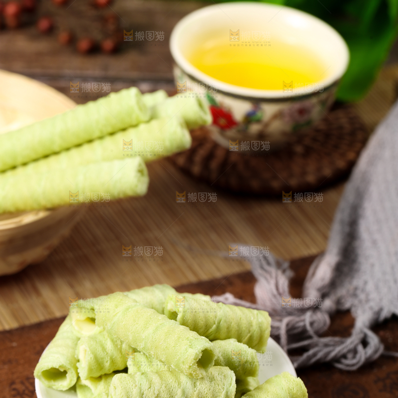 碟子里装着抹茶蛋卷