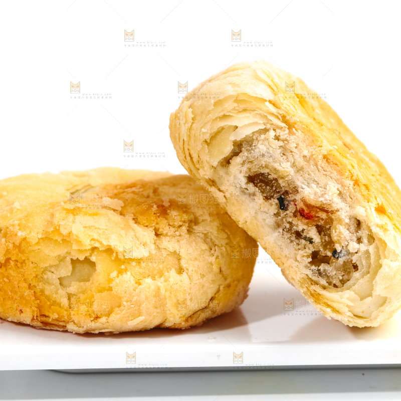 白底上放着一盘酥皮月饼