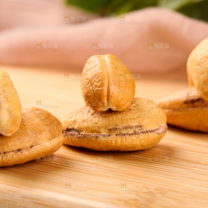 木底上剥皮的腰果