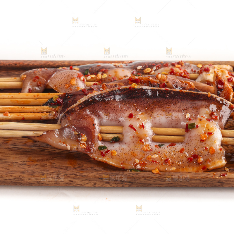 白底上放着鱿鱼串
