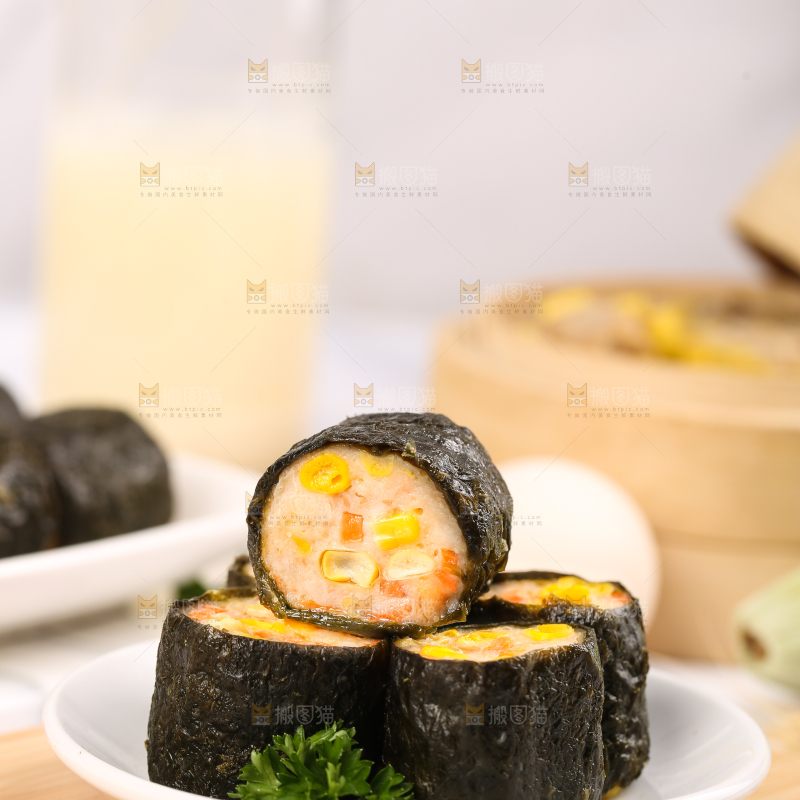 木板上的玉米紫菜卷