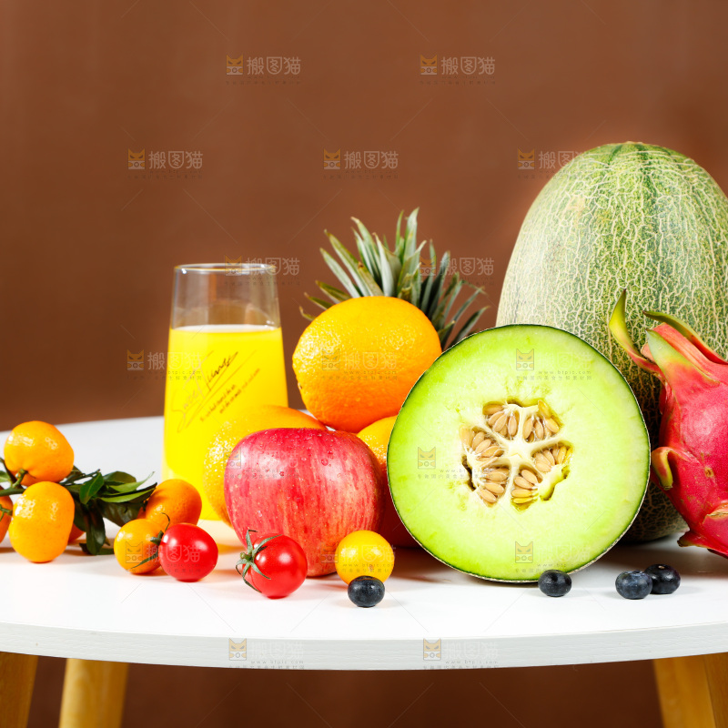 桌子上摆放着水果组合