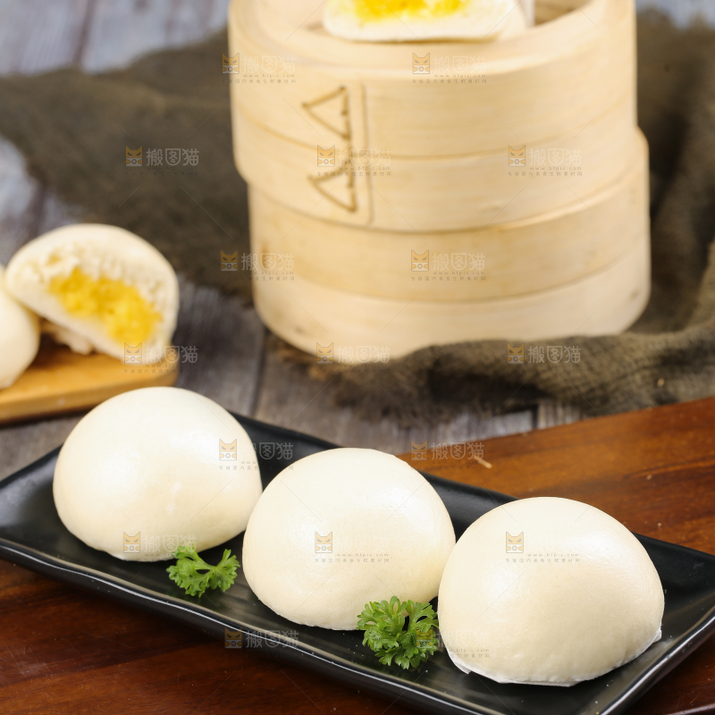 盘子里的奶黄馅包子
