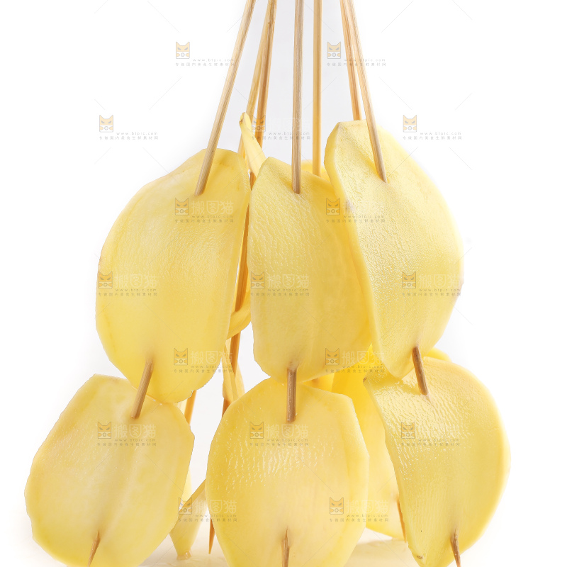 白底上放着土豆串