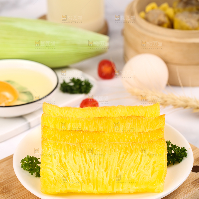 木板上摆放着椰汁黄金糕