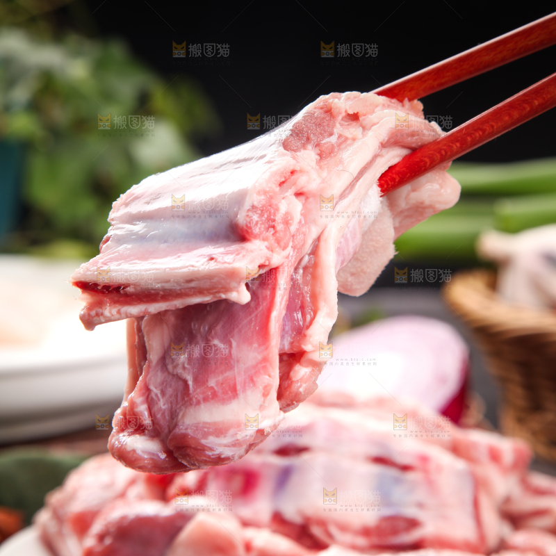 石板上放着羊排骨