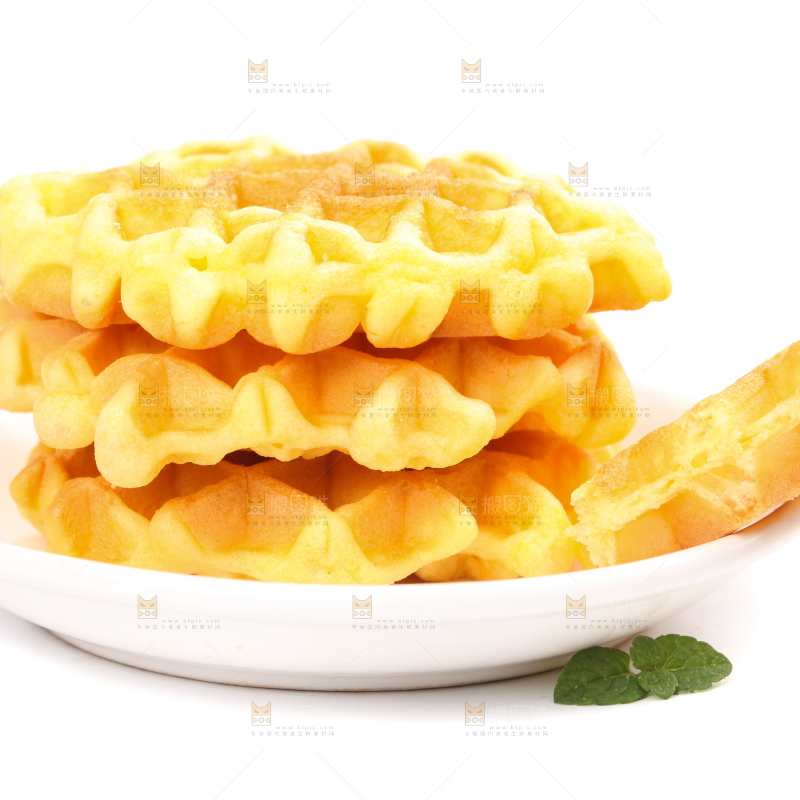 白底上放着一盘华夫蛋糕