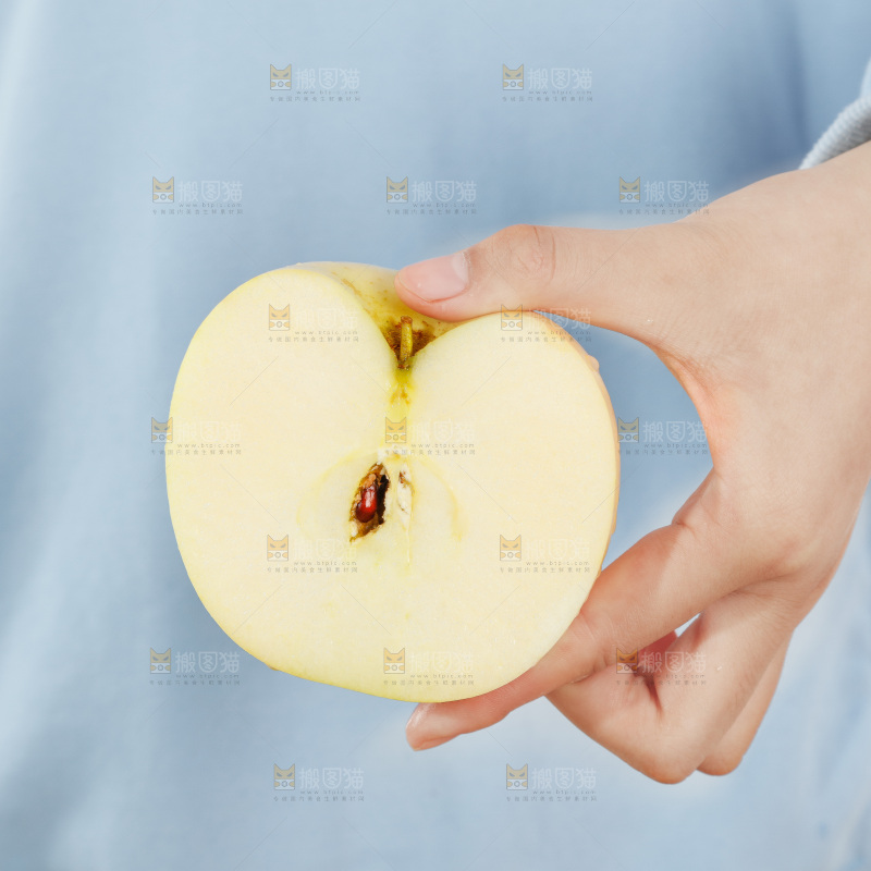 手里拿着牛奶苹果