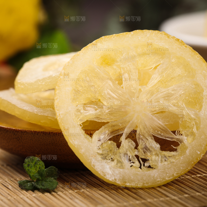 碗里装着干柠檬片茶